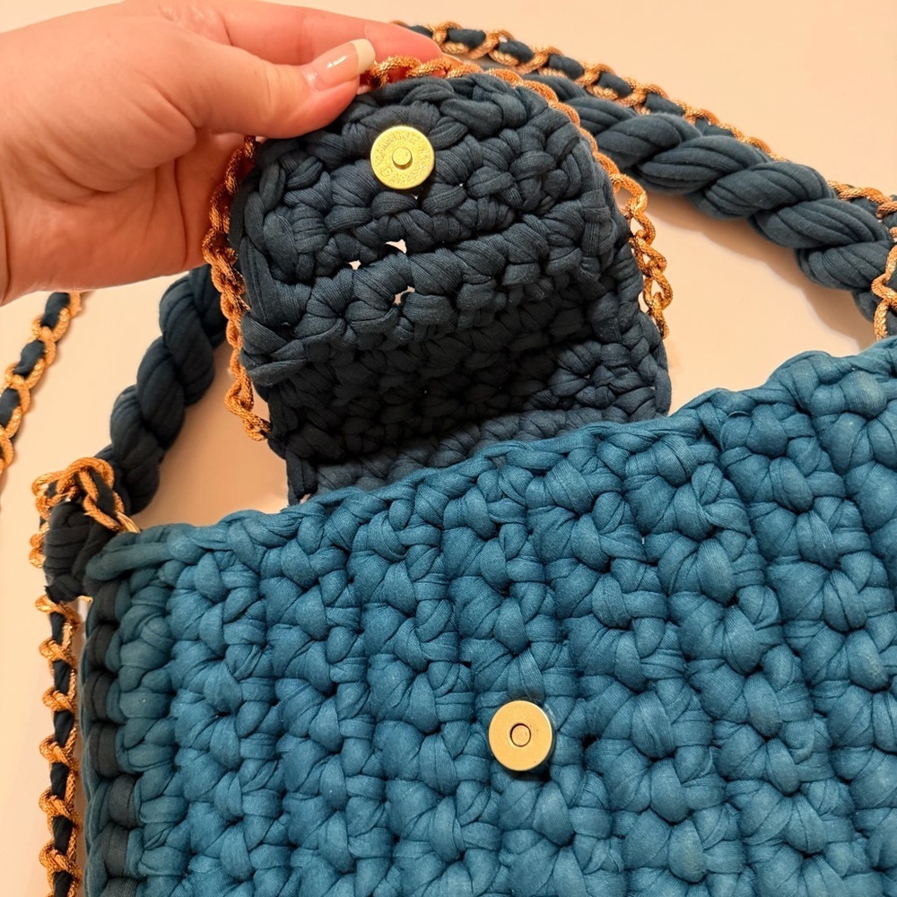 Crochetted handmade crossbody/shoulder bag in teal green, gold tone metal chain - Picture 9 of 10